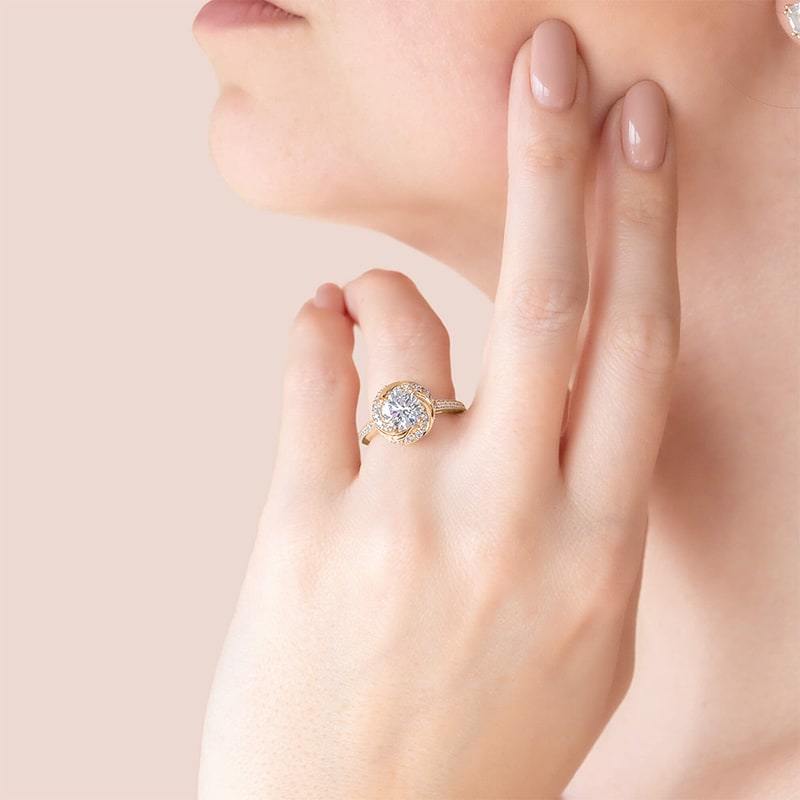 Catch eyes with a glam engagement ring setting